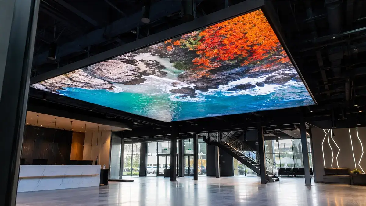 Installazione di un display LED 4K a soffitto DOIT VISION P1.5 Brick Series su una superficie di 65 metri quadrati in Canada.