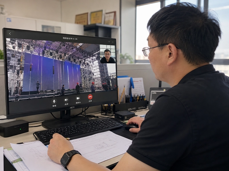 Ingenieur via WhatsApp-videogesprek biedt realtime ondersteuning bij de inbedrijfstelling van LED-systemen tijdens een live-evenement.
