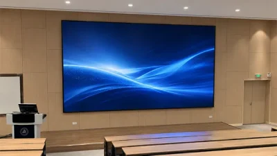 Display a LED COB Beta P1.538 in un'aula universitaria.