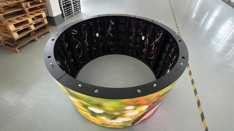 Caso di studio: Cilindro LED flessibile P1.5 GOB — Diametro 1.53 m, Lisbona, Portogallo