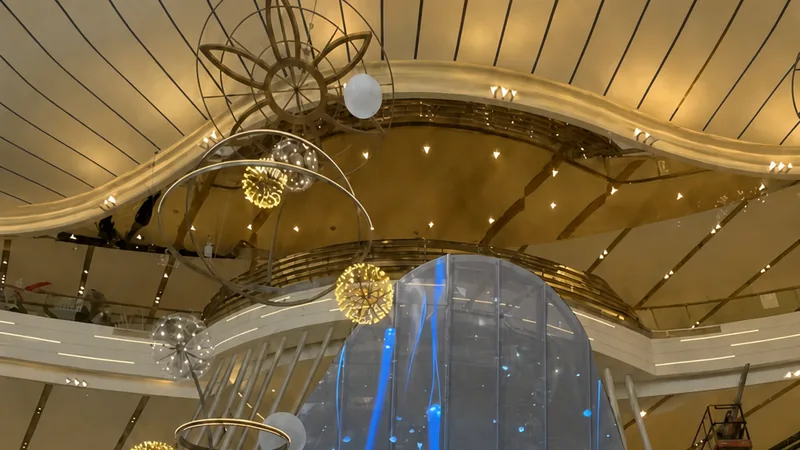 Opera d'arte digitale fluttuante su una vetrata della hall di un edificio storico.