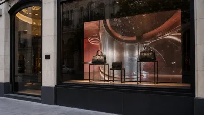 Display LED MIP P0.78 nella vetrina di un negozio di lusso.