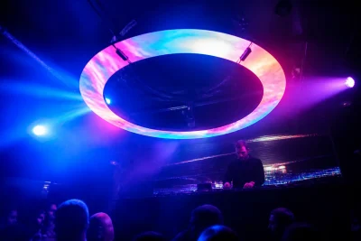 Cabine DJ e aloni da discoteca