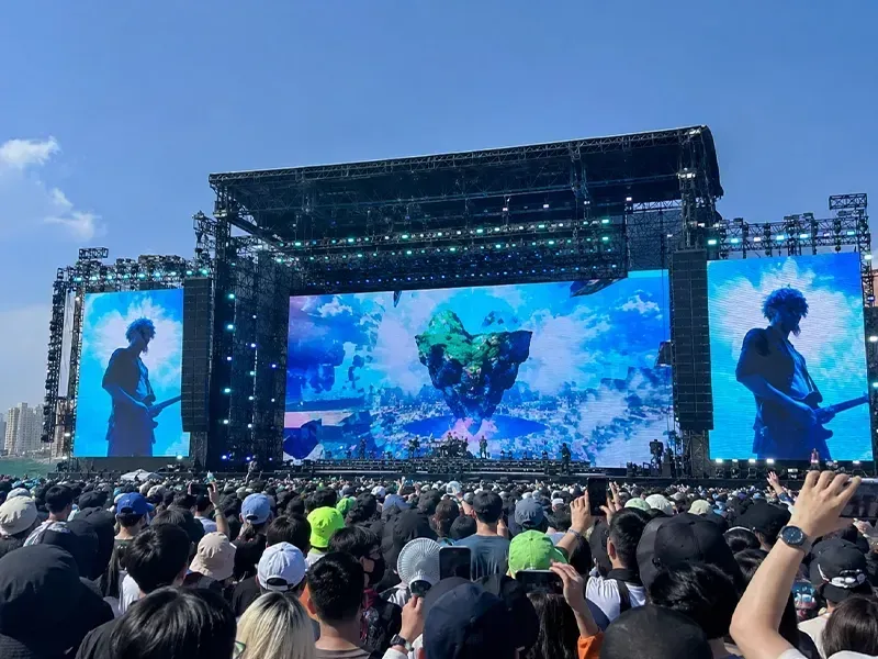 X-1000 P3.9 outdoor rental LED screen at daytime festival — 6,500 nits