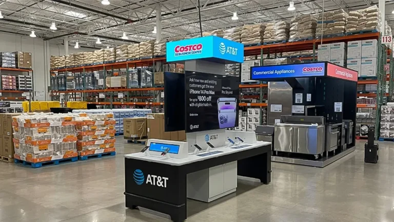 Completato il display a colonna LED P2.5 a 4 lati presso lo stand AT&T di Costco, con contenuti sincronizzati a 360 gradi.